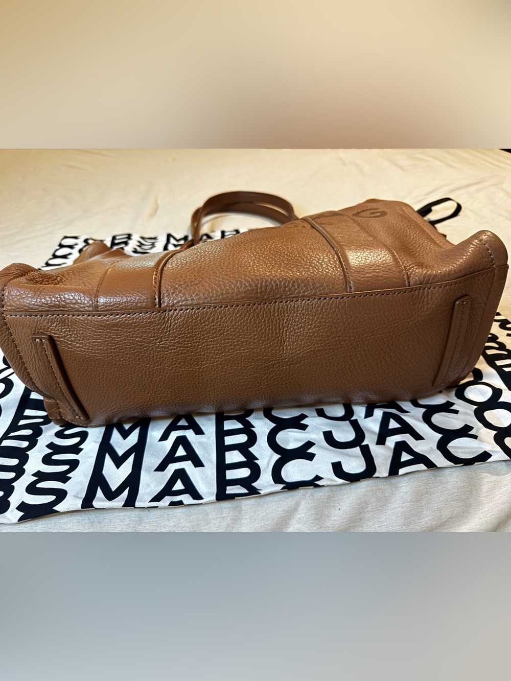 Marc Jacobs The Leather Large Tote Bag (Color: argan oil) - Picture 3 of 13